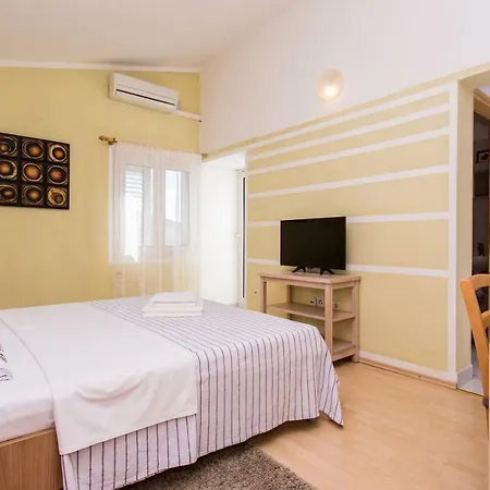 Luka Apartment *